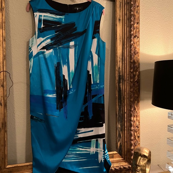 St. John silk dress gently used ( fits like small/ med 6/8) it’s a size 4 - Picture 3 of 9